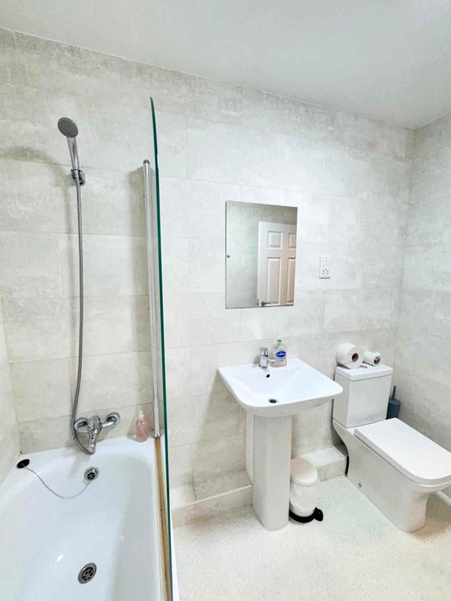 Relaxing Airport Rooms Stanwell Exteriör bild